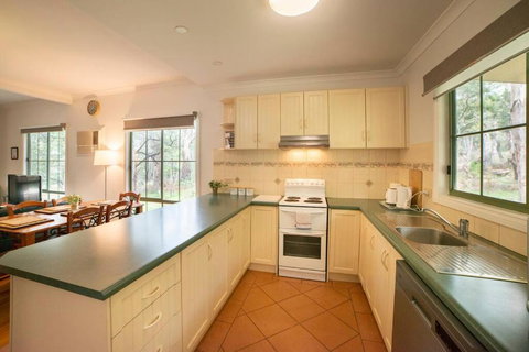 Pinnacle Retreat - Redcliffe Tourism 1