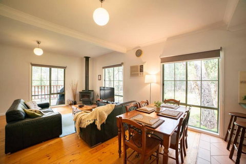 Pinnacle Retreat - Redcliffe Tourism 3