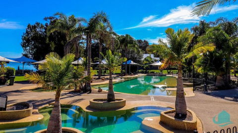 Plover Executive Deluxe Villa 25 - Redcliffe Tourism 1