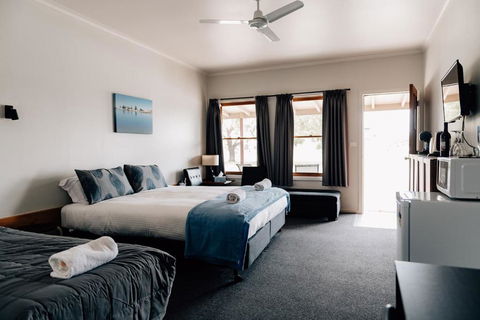 Port Albert Motel - Redcliffe Tourism 2