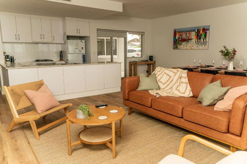 Port Vincent Seaside Apartments - Apartment 2 - Redcliffe Tourism 3