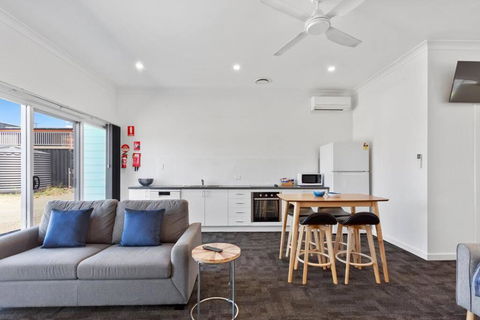 Port Lincoln Shark Apartment 4 - Redcliffe Tourism 1
