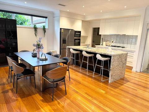 Quite Luxurious House With Pool 220m To Railway Station - Redcliffe Tourism 3