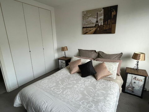 Radiance - Chic Fitzroy Street Apartment - Redcliffe Tourism 1