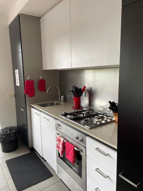 Radiance - Chic Fitzroy Street Apartment - Redcliffe Tourism 2