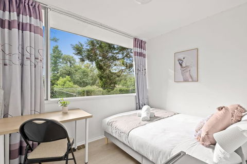 Quaint Queen Room - Central Location At Pymble - Shared Bathroom - Redcliffe Tourism 0