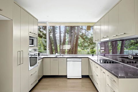 Quaint Queen Room - Central Location At Pymble - Shared Bathroom - Redcliffe Tourism 2