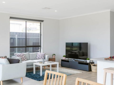 Putters Paradise 25-30 Troon Drive - Redcliffe Tourism 1