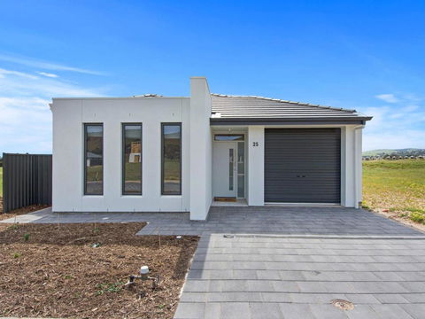 Putters Paradise 25-30 Troon Drive - Redcliffe Tourism 0