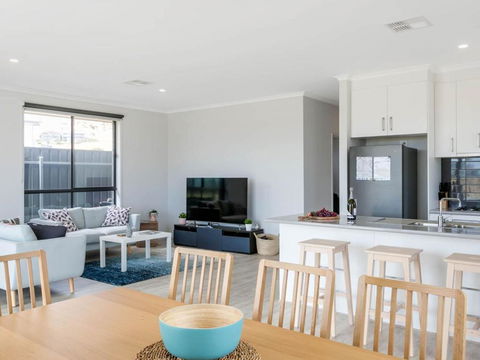 Putters Paradise 25-30 Troon Drive - Redcliffe Tourism 2