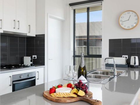 Putters Paradise 25-30 Troon Drive - Redcliffe Tourism 3