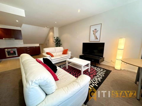 Pretty Penthouse - Close To ANU - Redcliffe Tourism 0
