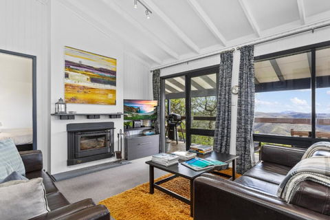 Pristine Mountain Retreat With Expansive Views - Redcliffe Tourism 0