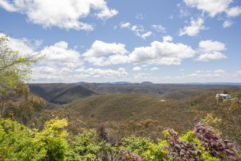 Pristine Mountain Retreat With Expansive Views - Redcliffe Tourism 1