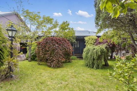 Pristine Mountain Retreat With Expansive Views - Redcliffe Tourism 3
