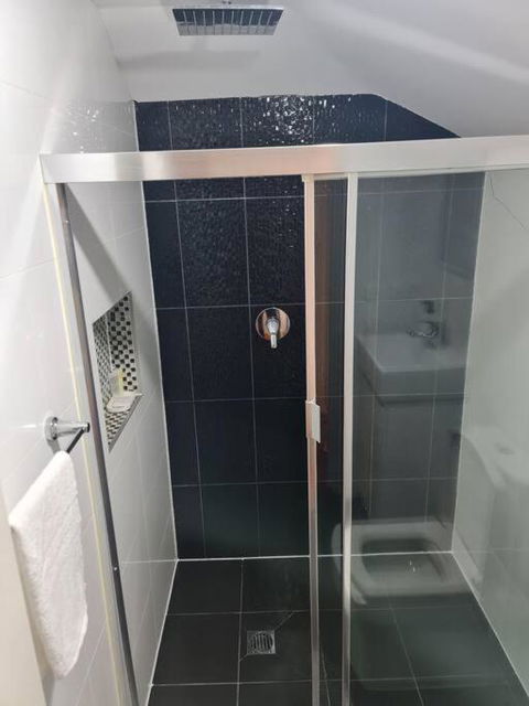 Private & Cosy Two Storey Guest House - Redcliffe Tourism 3