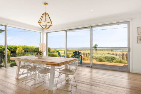 Pukeko Beach House - Redcliffe Tourism 1