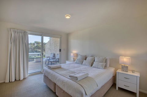 Quarterdeck Apartment - Redcliffe Tourism 2
