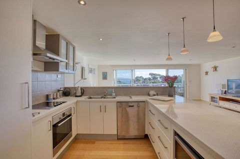 Quarterdeck Apartment - Redcliffe Tourism 3