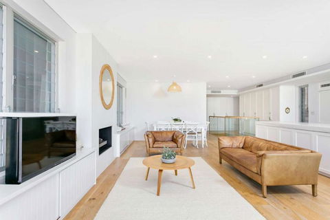 Queenscliff Penthouse - Beachfront - Redcliffe Tourism 2