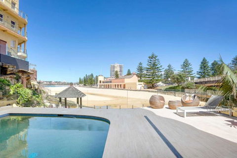 Queenscliff Penthouse - Beachfront - Redcliffe Tourism 0