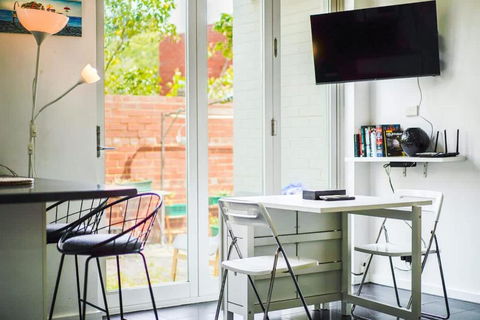 Quiet And Peaceful Beachside 1BR Retreat W Parking - Redcliffe Tourism 3