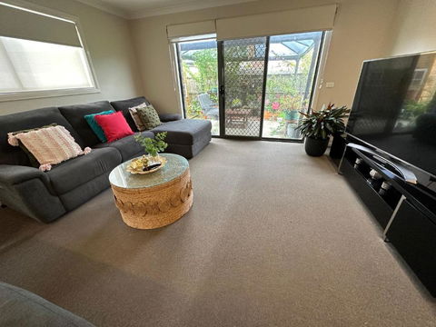 Quiet Comfort For Relaxing Stays - Redcliffe Tourism 1