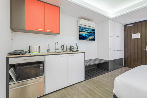 Quirky Studio With Sleek Decor In St Kilda - Redcliffe Tourism 1