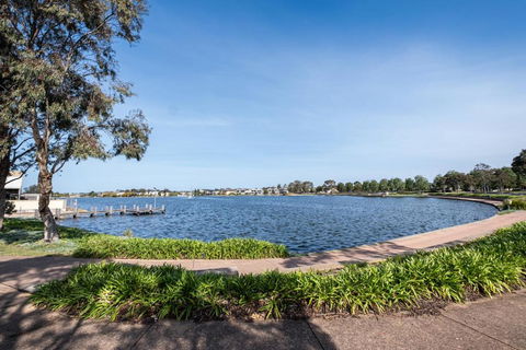 Quite&beautiful 4br2ba House By Sanctuary Lake - Redcliffe Tourism 0