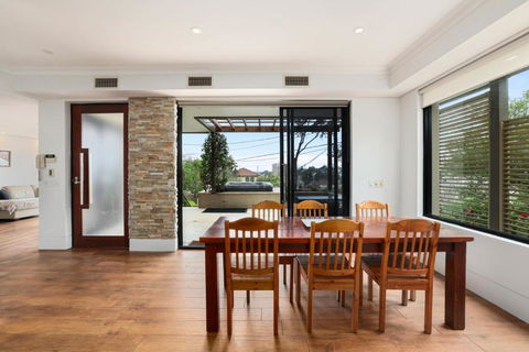 Ra Wonga - Queenscliff Beach House - Redcliffe Tourism 1