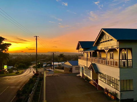 Railway Hotel - Redcliffe Tourism 0
