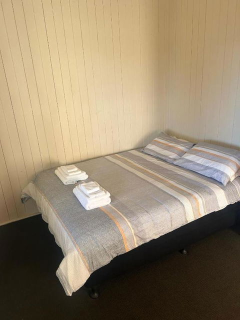 Railway Hotel - Redcliffe Tourism 1