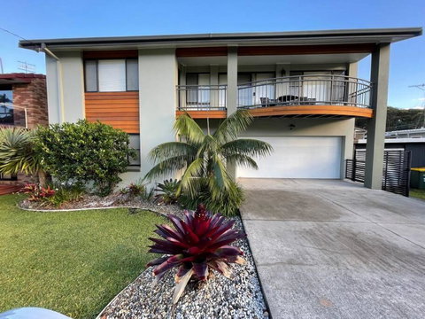 Rainbow Beachhouse - Deluxe, Pristine Location - Redcliffe Tourism 0