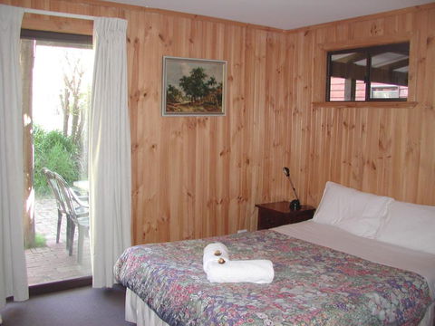 Rainbow House - Redcliffe Tourism 3