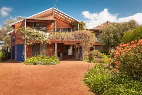 Rainbow House - Redcliffe Tourism 0