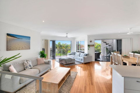 Rainbow Towers 2 Rainbow Beach - Redcliffe Tourism 1