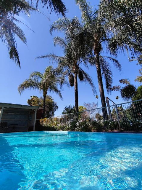 Red Chief Motel - Redcliffe Tourism 1