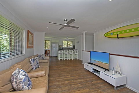 Red Door Beach House - Redcliffe Tourism 3