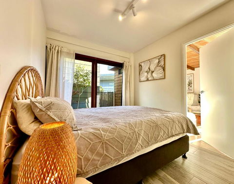 Private Access Retreat 1 Queen Bedroom W Stunning Pool And Ocean Views - Redcliffe Tourism 2