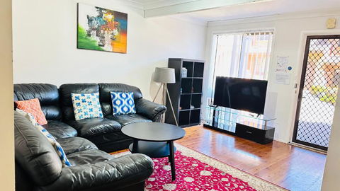 Quiet Family Townhouse In Wollongong CBD - Redcliffe Tourism 1
