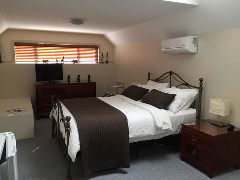 Atina Rocks Country Homestead - Redcliffe Tourism 0