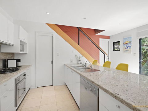 Avoca Beach Living - 84 Avoca Drive, Avoca Beach - Redcliffe Tourism 3