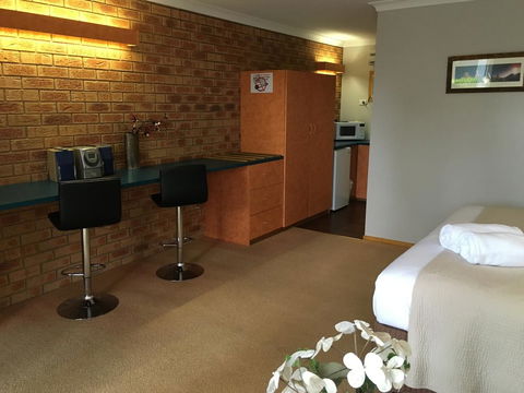 Avoca Motel - Redcliffe Tourism 3
