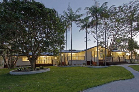 Away On Belongil Fields - Redcliffe Tourism 0