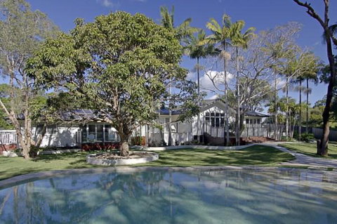 Away On Belongil Fields - Redcliffe Tourism 2