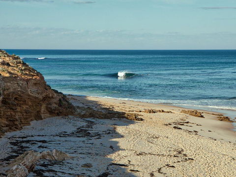 Back Beach Hideaway - Redcliffe Tourism 1