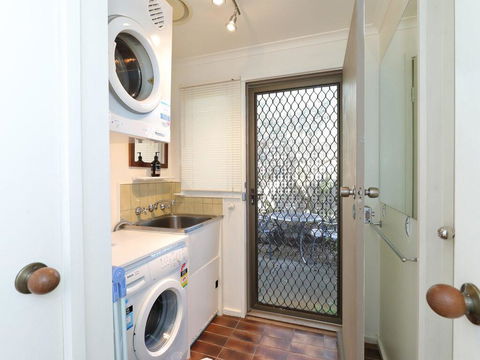 Back Beach Hideaway - Redcliffe Tourism 2