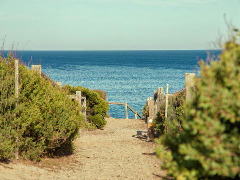 Back Beach Hideaway - Redcliffe Tourism 3