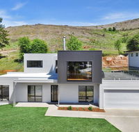 Balcony to Bogong - modern house ten minute stroll to town - Redcliffe Tourism