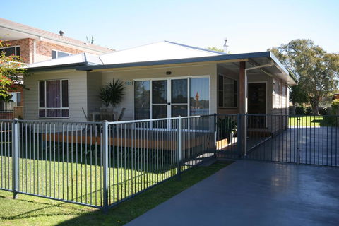BANYANDAH 557 Ocean Drive NH - Redcliffe Tourism 0